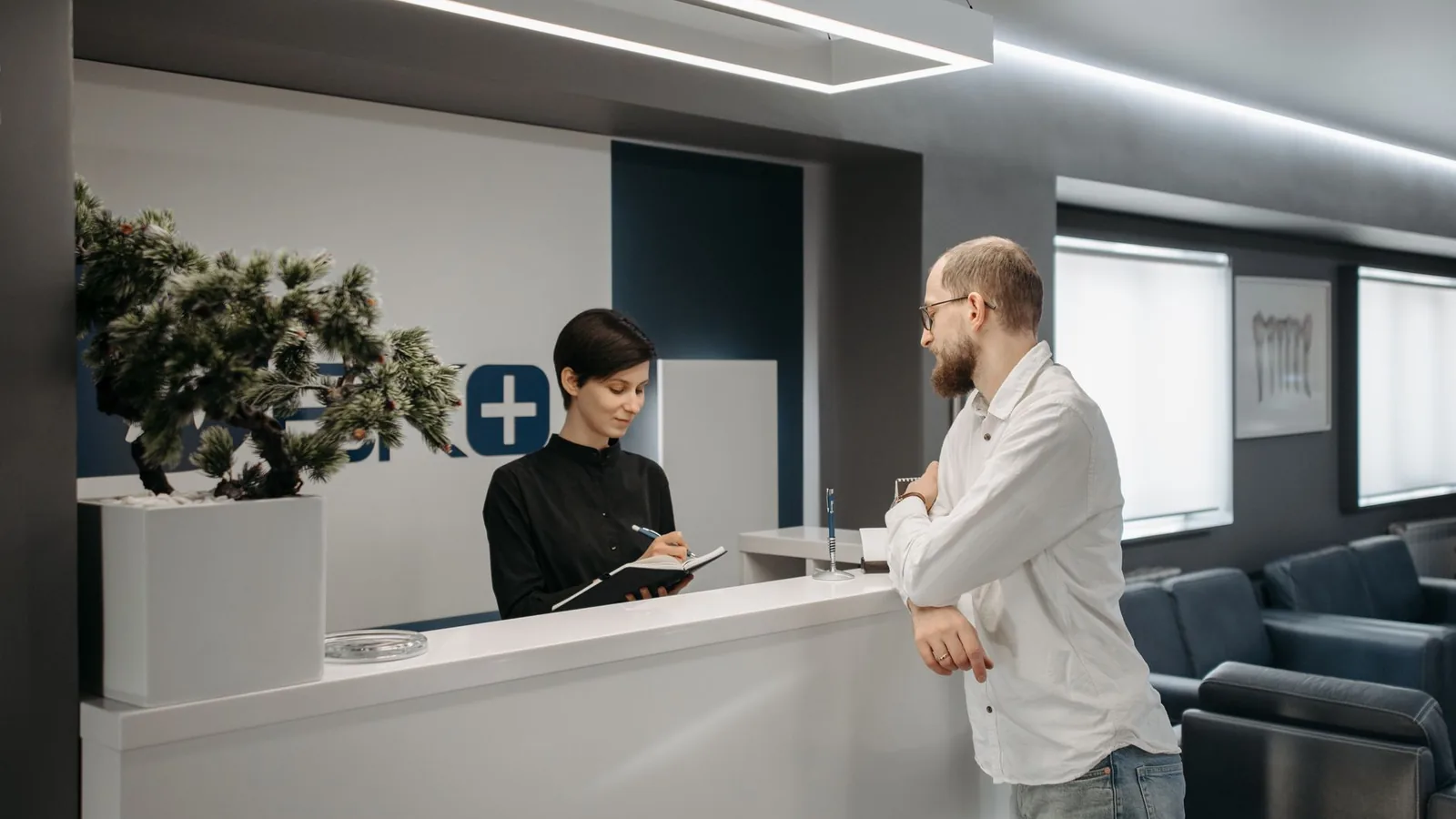 Client meldt zich aan bij de balie van de kliniek
