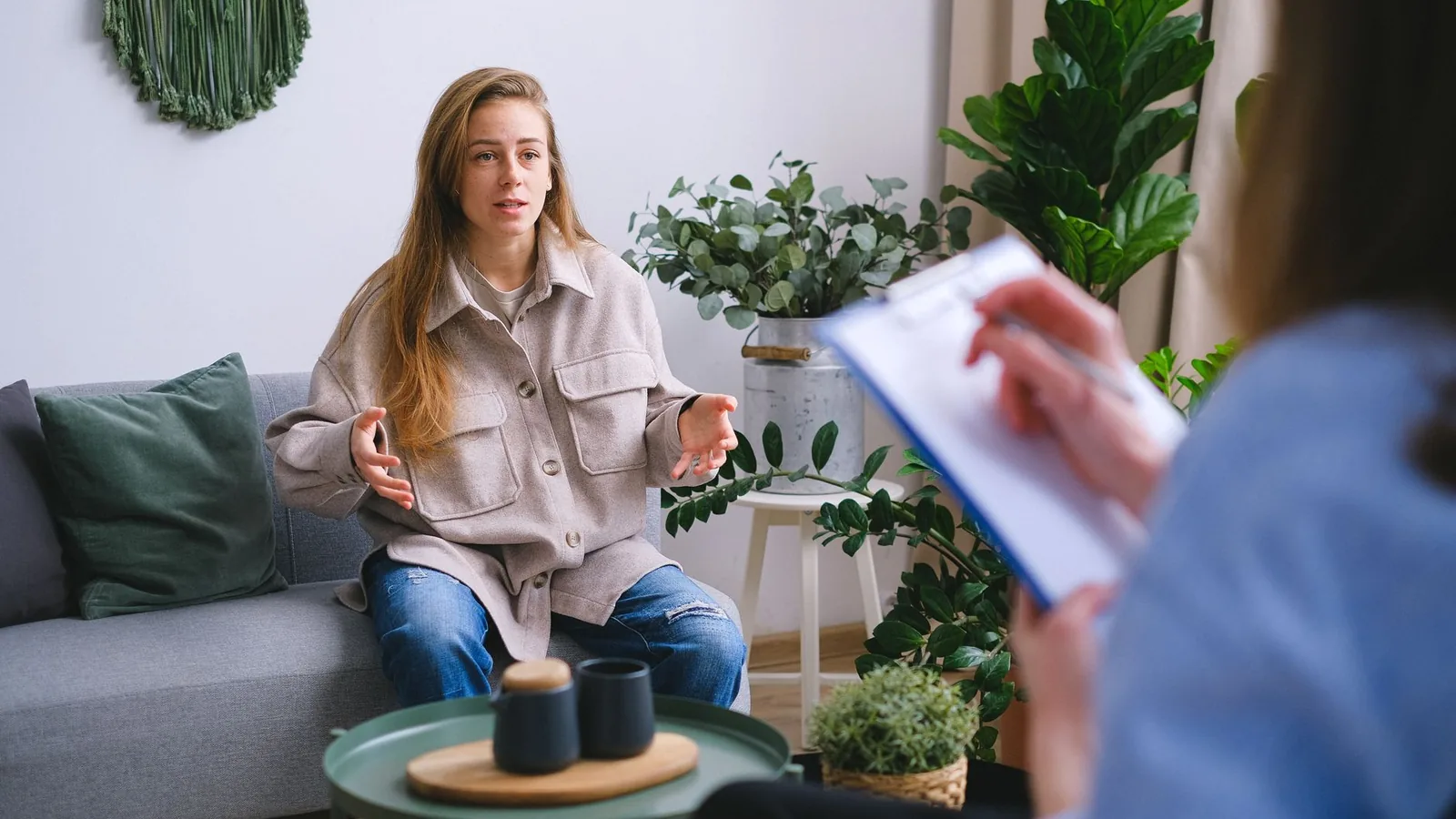 Begeleidend gesprek tussen een zorgverlener en een client in een lichte spreekkamer