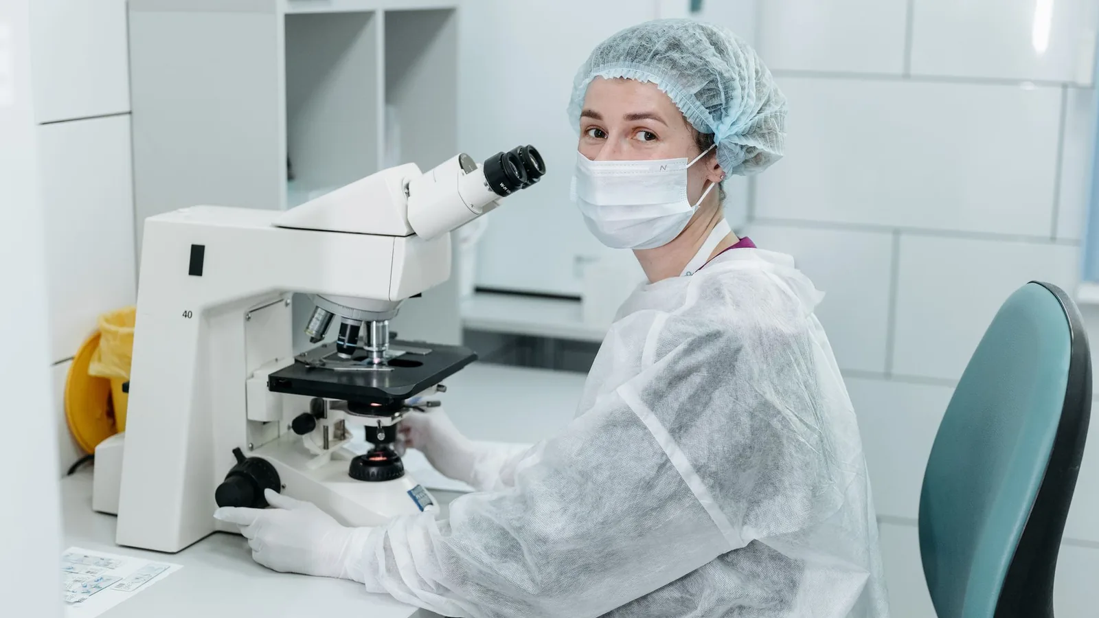 Laborant beoordeelt een monster onder de microscoop in het eigen laboratorium