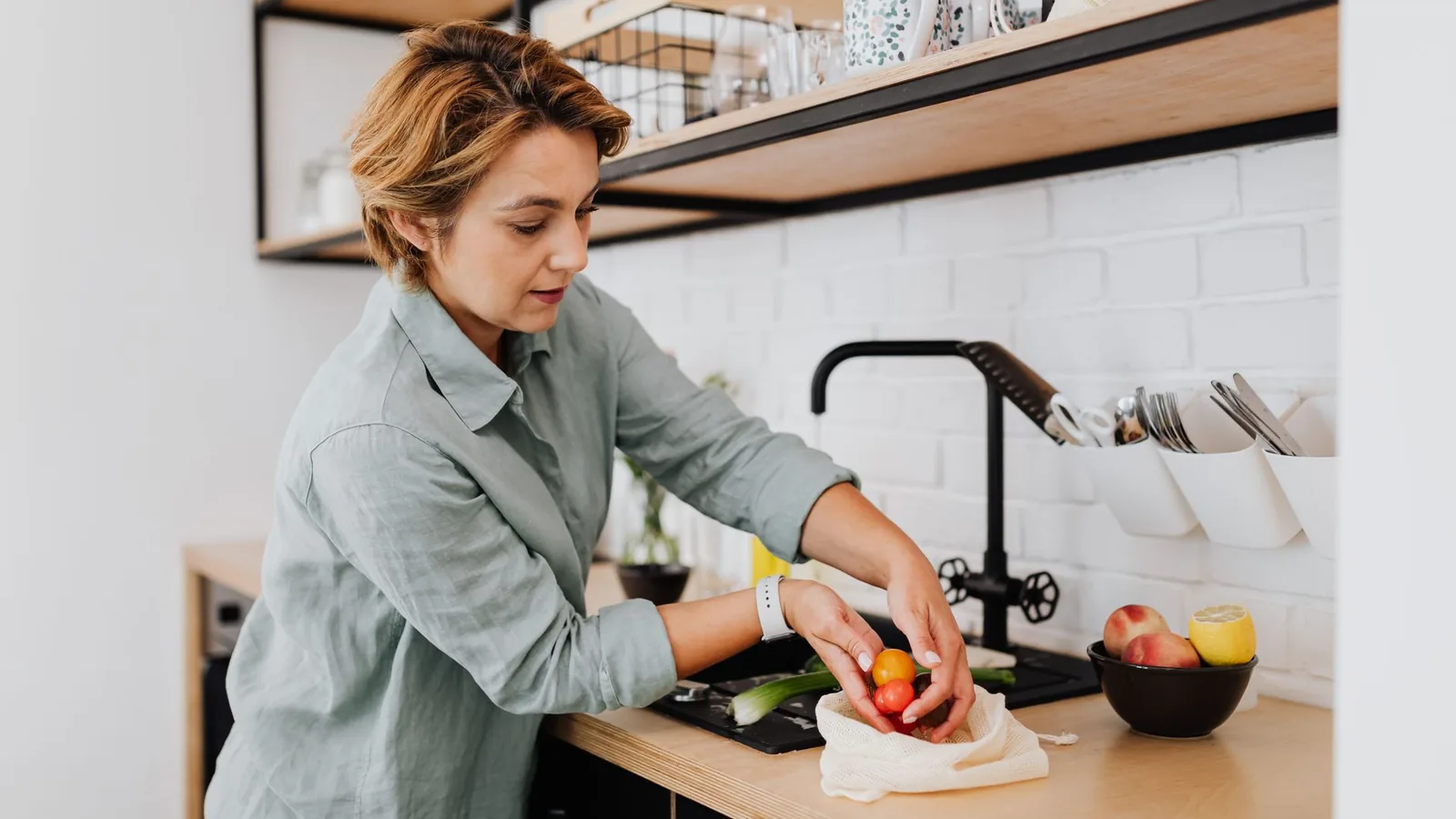 Verse groenten worden bereid in een lichte keuken
